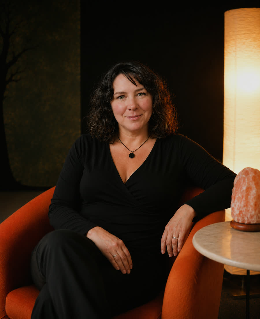 Anke Weismantel, Portrait, sitzend in ihrem Praxisraum